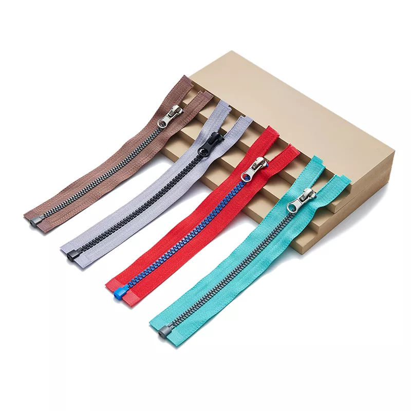 특별한 모양의 이빨을 가진 플라스틱 지퍼